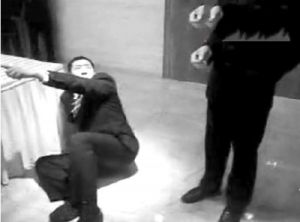 該男子突然倒地，大喊“哎喲，他打我，他打我，你們看到沒有？”