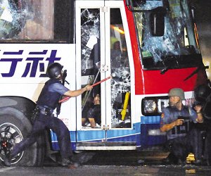 19:30左右 警方開始強攻,警方用錘子砸車窗