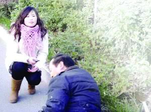 周好現(xiàn)場守護受傷男子照片
