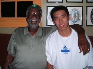 (圖)2005年赴美留學,徐詠和NBA傳奇明星拉塞爾合影