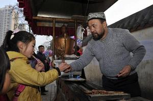 阿里木在賣羊肉串