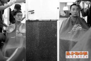 理發(fā)時(shí)，旁邊的女子不停地地瞟著許霆，許霆?jiǎng)t看著鏡中的自己