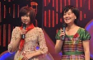 名嘴水均益女兒水亦詩 攜手鞠萍姐姐主持六一晚會(huì)