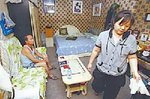 7年“堅守”，日常生活處于非議和壓力之下