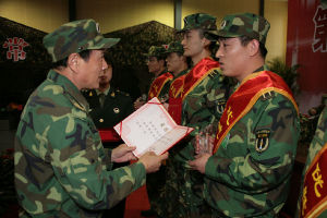 2008年9月,魏鳳和為二炮軍事技術大比武選手頒發證書