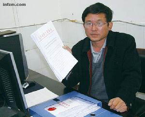 執行法官趙書軍在展示被“維穩”的法院執行案證據。