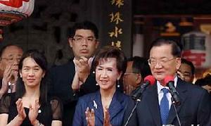 2006.4.18.國民黨榮譽主席連戰(zhàn)到福建龍海馬崎村祭祖并發(fā)表演講。左一為長女連惠心