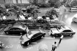 在將車??吭谂c車身等長的固定位置