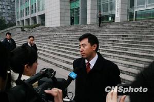 李莊辯護律師高子程開庭前接受媒體采訪