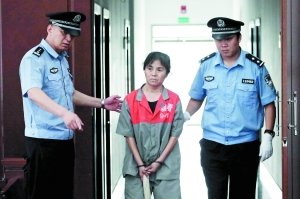 砍傷女兒的劉喜翔正走進法庭。