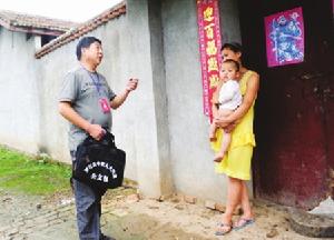 李國喜在村里調(diào)研