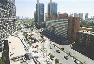 原本為方便市民出行而修建的道路，現(xiàn)在卻因“釘子戶”很難“方便”起來
