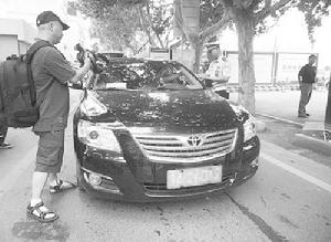 呂建福拍攝了數(shù)千張公車私用、違規(guī)駕駛與停放的照片