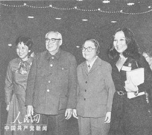 （圖）廖承志、鄧穎超和孫穗芳、孫穗芬在一起
