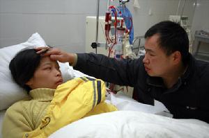 2009年12月9日朱海華又?jǐn)€夠了一次透析的費(fèi)用,妻子上機(jī)接受治療后,臉色終于好了一些,朱海華憐愛的為妻子捋了捋頭發(fā)。