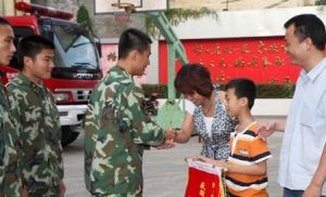 5月24日,獲救小孩和父母給談夏林贈(zèng)送錦旗。