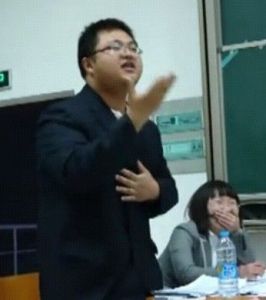 史上最強(qiáng)“咆哮二辯”在辯論中夸張的風(fēng)格讓同桌的一辯女生大笑不已。