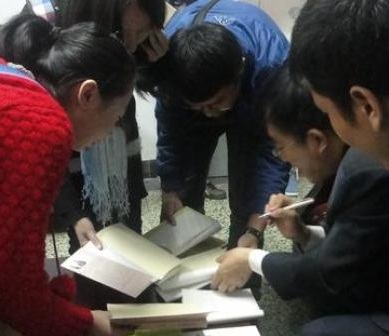 王洪林在為學(xué)生簽名贈書