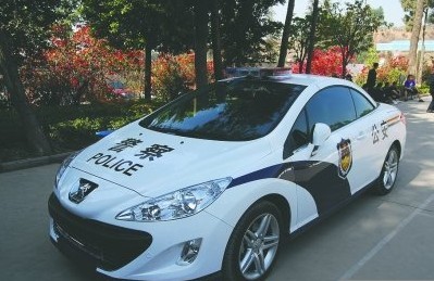 跑車女警