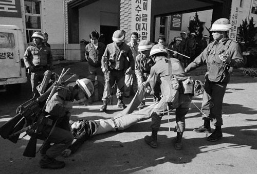 南韓爆發(fā)“光州事件”,遭到全斗煥軍政府當(dāng)局的血腥鎮(zhèn)壓