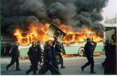 南韓爆發(fā)“光州事件”,遭到全斗煥軍政府當(dāng)局的血腥鎮(zhèn)壓