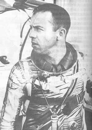 美國首次載人宇宙飛行成功