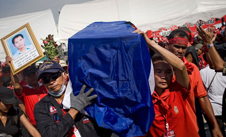 泰國(guó)軍隊(duì)與紅衫軍槍?xiě)?zhàn)百人死傷