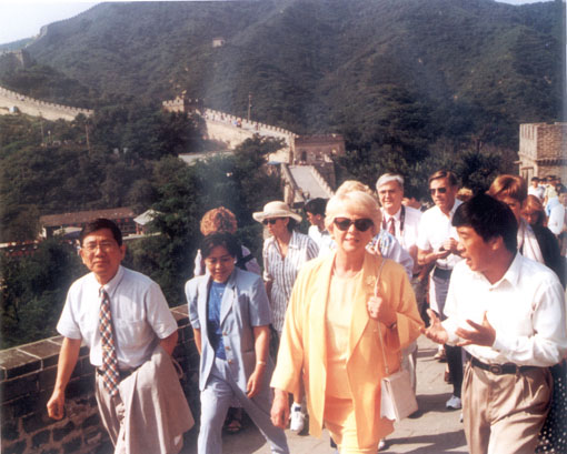 芬博阿多蒂爾成為世界首位民選女總統(tǒng)