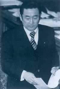 日本首相橋本龍?zhí)赊o職