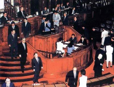 日本首相橋本龍?zhí)赊o職