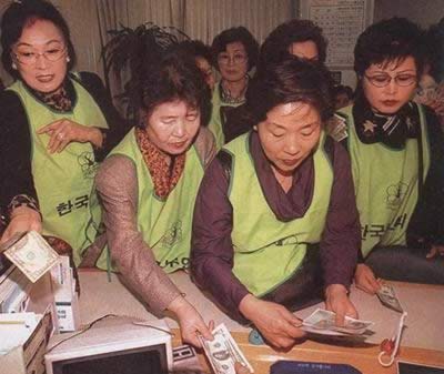 泰幣實行浮動匯率制，亞洲金融危機開始