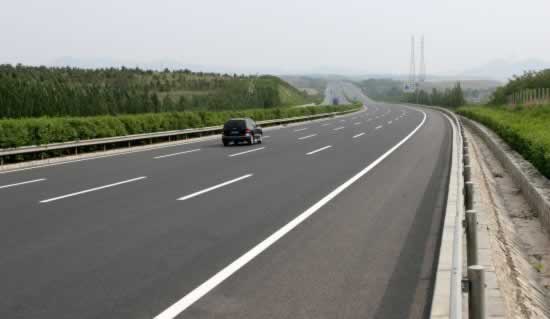 中國第一條高速公路“沈大高速”正式全線建成開放通車