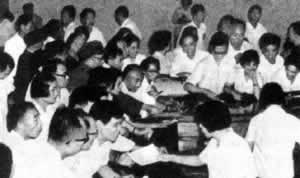 中共十二大召開黨中央不再設(shè)主席，只設(shè)總書記