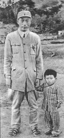 1940年8月21日 聶榮臻于戰火中救出日本女孩（圖片來源：歷史上的今天TodayOnHistory.com）