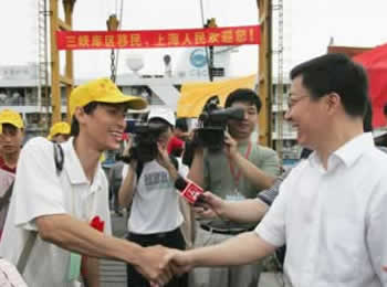 三峽庫區(qū)首批移民抵上海