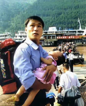 三峽庫區(qū)首批移民抵上海