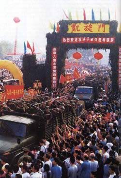 數十萬九江市民為抗洪官兵送行
