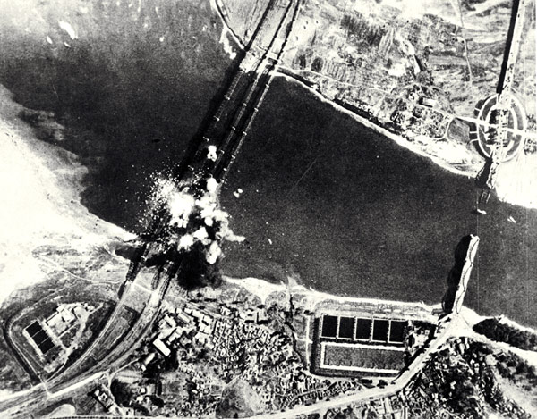 美機(jī)轟炸朝鮮大同江兩岸