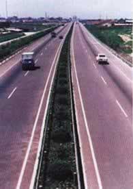 我國第一條高速公路滬嘉公路開通