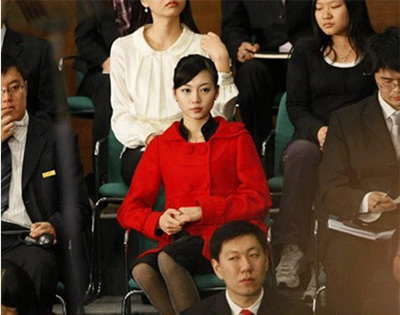 奧巴馬身后黑衣美女 脫衣動畫走紅網絡