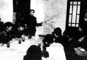 中共代表團(tuán)返回延安