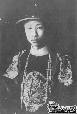 退位皇帝溥儀舉行結(jié)婚大禮
