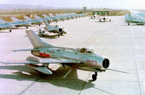中國國產殲－6型殲擊機開始裝備部隊