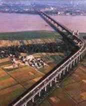 南京長(zhǎng)江大橋正式建成通車(chē)