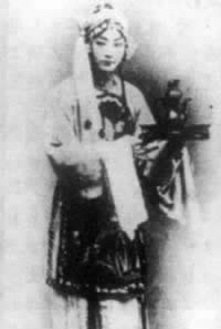 京劇表演藝術(shù)家程硯秋誕辰（歷史上的今天。中國）