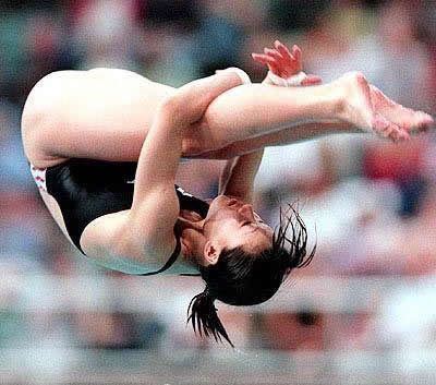 13歲的中國(guó)運(yùn)動(dòng)員伏明霞成為最年輕的世界冠軍（歷史上今天lssjt.com）