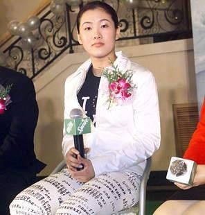 13歲的中國(guó)運(yùn)動(dòng)員伏明霞成為最年輕的世界冠軍（歷史上今天lssjt.com）