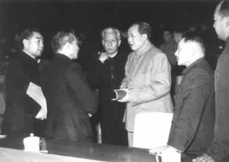 中共召開“七千人大會”，糾正“大躍進”的錯誤