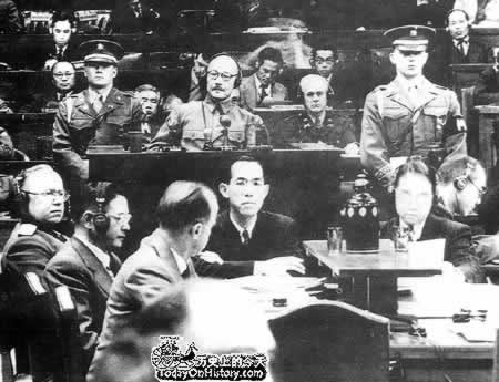中國代表在遠東國際軍事法庭參加審判戰犯（轉自：歷史上的今天。com）