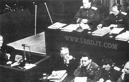 中國代表在遠東國際軍事法庭參加審判戰犯（轉自：歷史上的今天。com）
